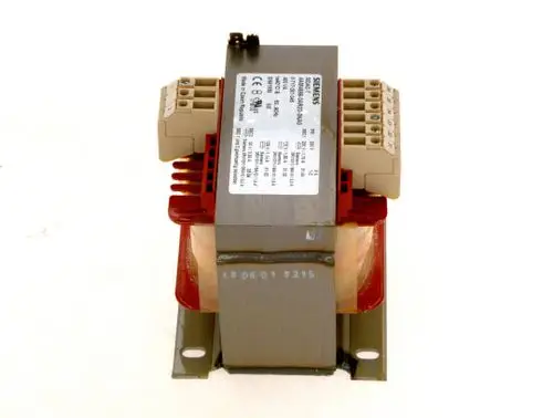 Bosch Transformator, kompaktes Gerät mit Anschlussklemmen und einem Metallgehäuse, montiert auf einer stabilen Basis. Ideal für elektrischen Einsatz in verschiedenen Anwendungen.
